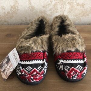 BNWT Mukluks slippers